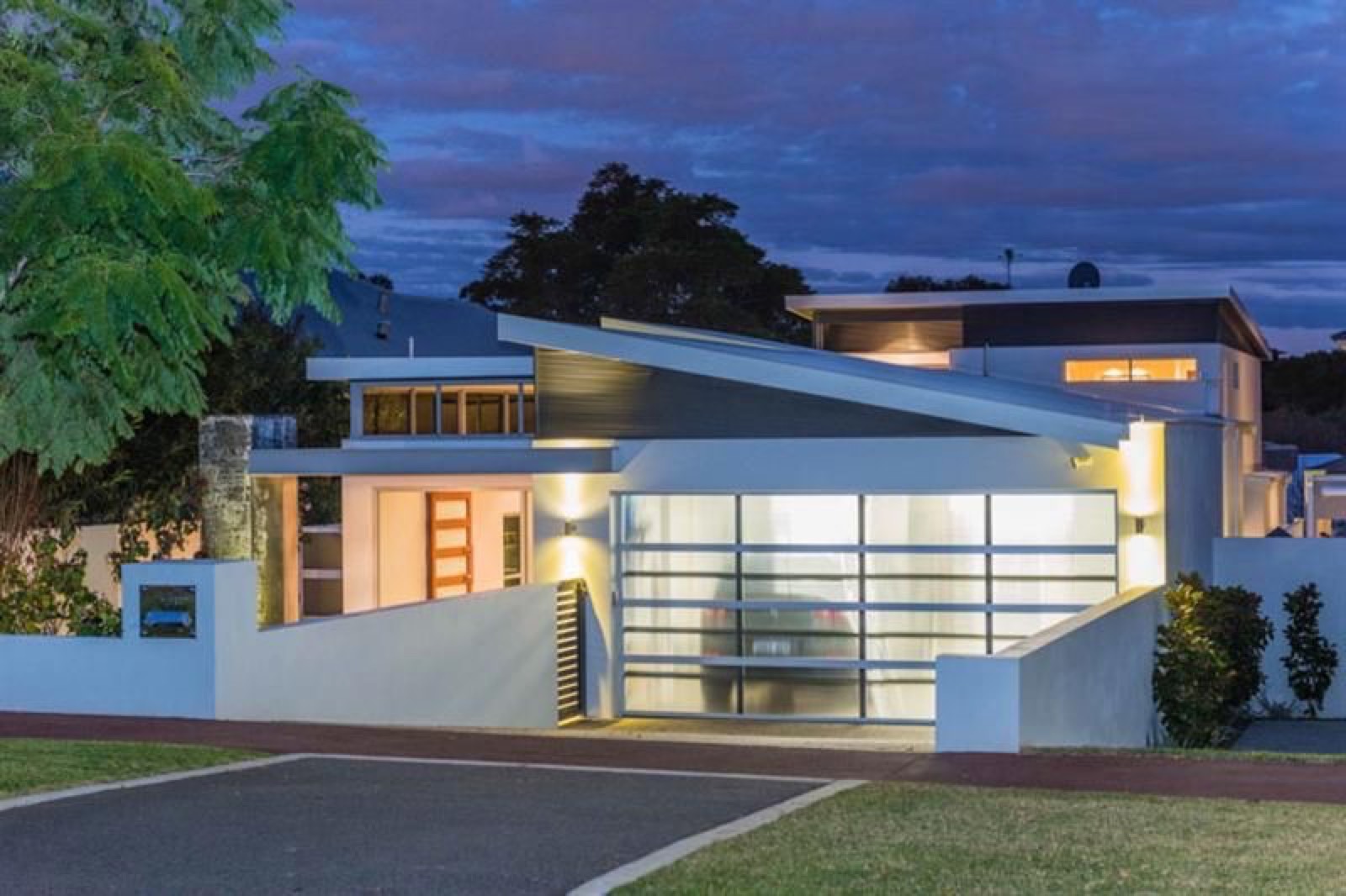 East Fremantle new build with a sculptural roofline and illuminated entry
